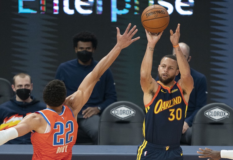Stephen Curry shoots the ball during the NBA match between the Warriors and the Thunder
