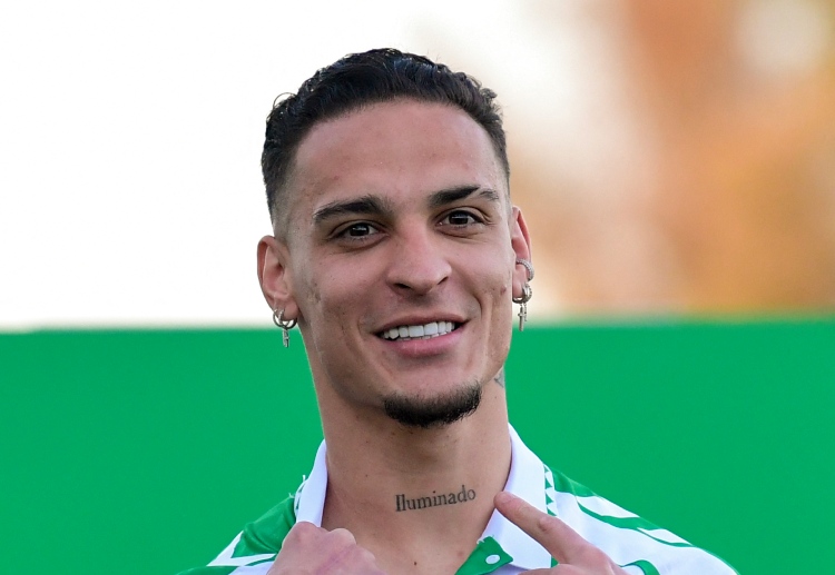 အကယ်၍ ဘွန်ဒက်စ်လီဂါ ကလပ် ကသာ အန်တိုနီ အတွက် သင့်လျော်တဲ့ ပြောင်းရွှေ့ကြေး ပမာဏကို ပေးချေရင်တော့ ယူနိုက်တက် ဘက်က ကျိန်းသေပေါက် လိုက်လျောဖွယ်လည်း ရှိနေပါတယ်။