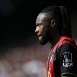 ပရီးမီးယားလိဂ် မှာတော့ ၁၆ ကြိမ် တွေ့ဆုံထားပြီး ဘုန်းမောက်က ၄ ကြိမ်နိုင်၊ ၇ ကြိမ် သရေကျပြီး ဝက်စ်ဟမ်းက ၅ ကြိမ် နိုင်ထားပါတယ်။